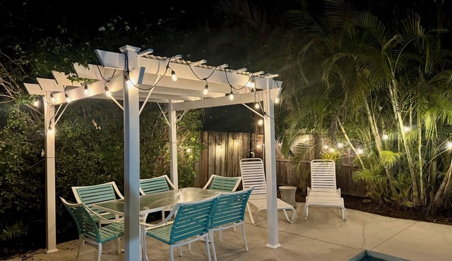 Tropical Pool Hideaway: sleeps 9: Minutes to Downtown, Old Naples & Beaches