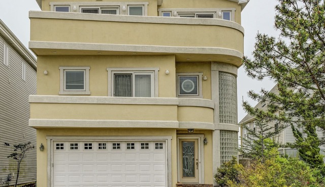 True Beachfront, Oceanview, Luxury Home with Elevator! in Brigantine