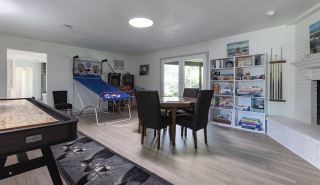 Turtle Time Retreat-Close To OWA, Tanger, Hospital! Game Room, Hot Tub!