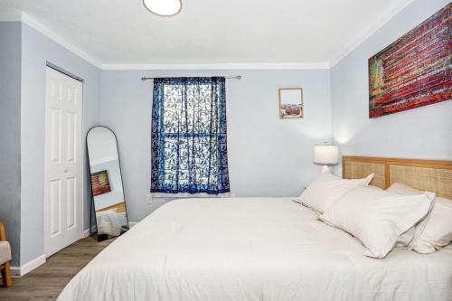 Unit 15 Cozy Studio Retreat Near Downtown Pensacola