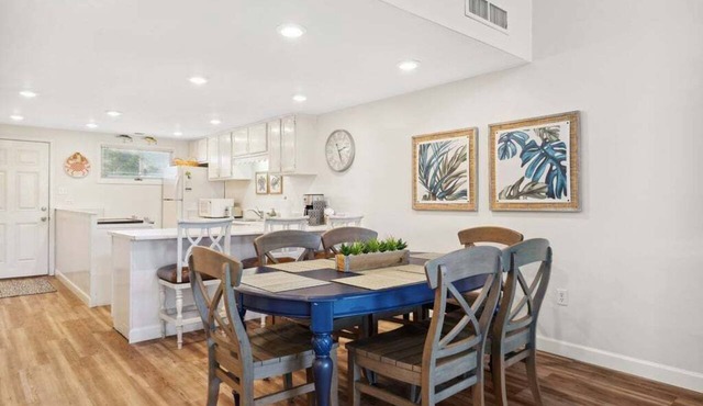 Unit 17, Spacious 2 bedroom Beach Condo with Loft