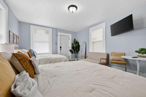 Unit 8 Charming Hideaway Cottage Pensacola