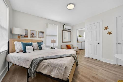 Unit 9 Studio Cottage Close to Downtown NAS