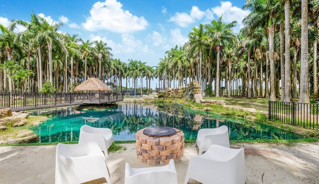 Universal villa with pool, lake and Games