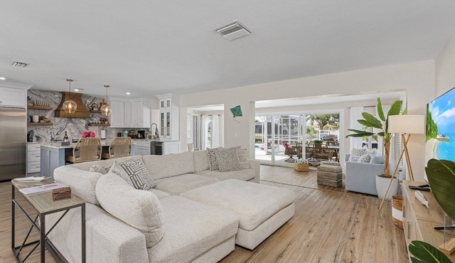Updated Gulf access yacht club heated pool home!
