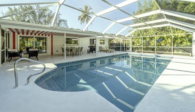 Updated Heated Olypmic Pool Retreat Near Mercado & Pet Friendly