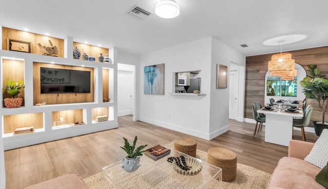 Upscale 2-bedroom "Casita" 10 min away from Bal Harbor Beach, close to mall.