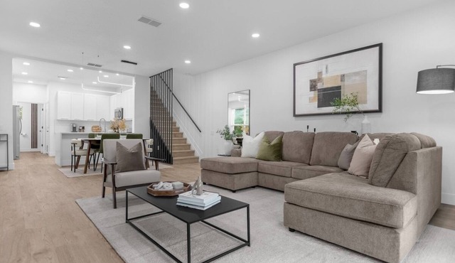 Upscale 3/2 Townhome | King Bed | Patio | Wifi