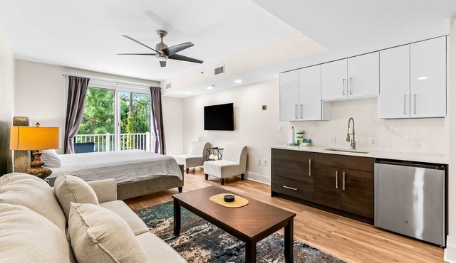 Upscale studio at The Village of Baytowne Wharf with AC, pool, hot tub & gym in Miramar Beach