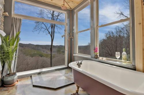 Valhalla Sky Suite at Hisaw Gap Romantic Retreat in Walhalla