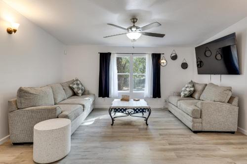 Valrico Retreat w/Fire Pit ~ 18 Mi to Tampa! in Valrico