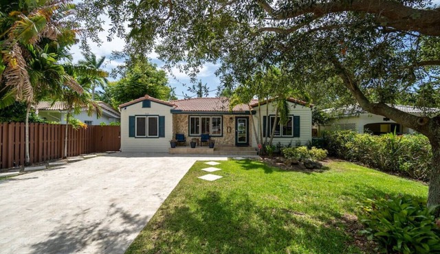 Victoria Park Oasis - 3BR-2.5BA w/Designer Pool