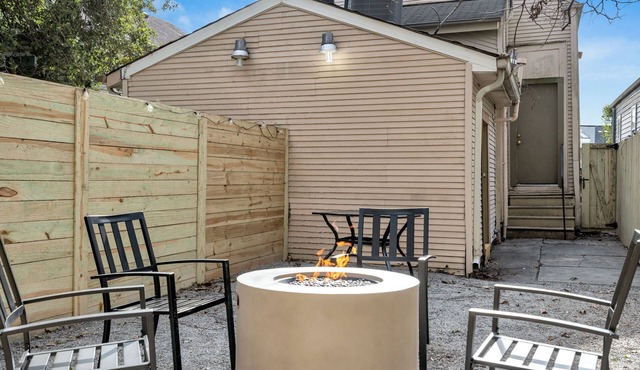 Victorian duplex near Downtown & Superdome. 1 mile to FQ, yard with fire pit & BBQ. in New Orleans