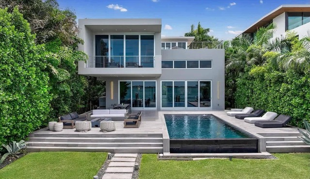 Villa Carlo – A Serene Modern Waterfront Retreat on the Venetian Islands