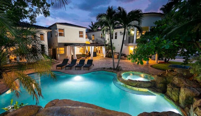 Villa in Miami, Movie theater, Pool, & Jacuzzi !