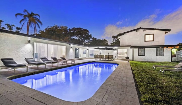 Villa Ravena, Private 8BR Paradise with Heated Pool