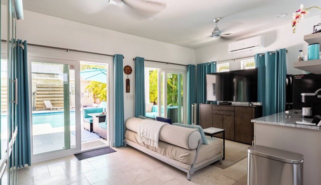 Villa Splash! Centrally located in St Pete. A studio efficiency w/private pool