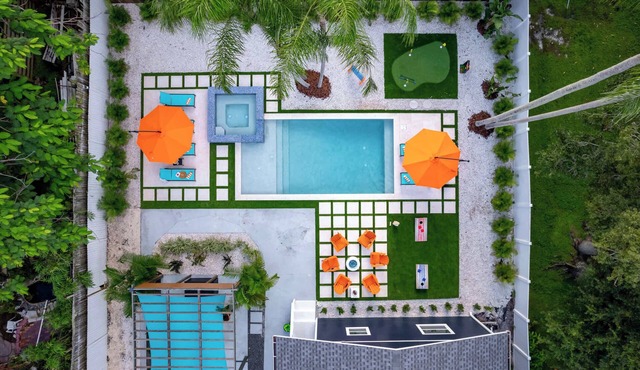 Villa Tessa: Sleeps 12, 4BR-3BA-Pool/Spa-Mini Golf-Small Dog OK-8 Miles to Beach