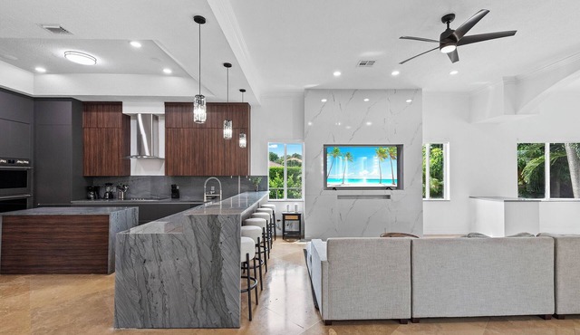 Villa Tortuga: 10 BR 9,500 sq. ft Extravagant Miami Estate w pool, movie theater