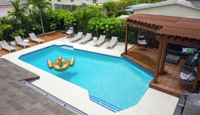 Villa Vivara, Luxury 7BR Retreat with Private Pool in Miami in North Miami Beach