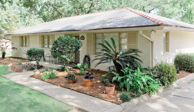 Walk everywhere from this 3 bedroom house located close to LSU and restaurants.