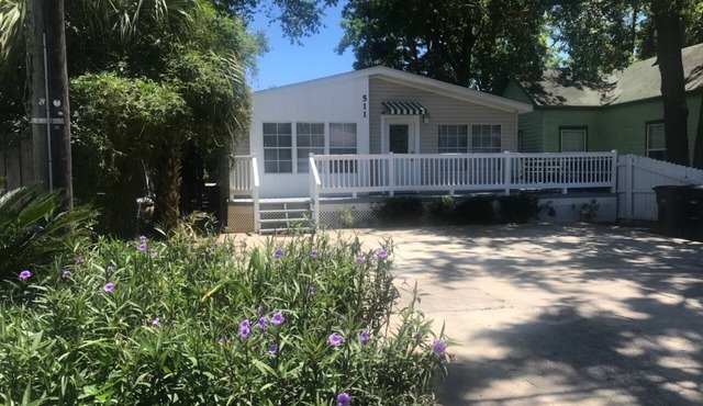 Walk to Downtown restaurants, markets & events. 15 min drive to Pensacola Beach!