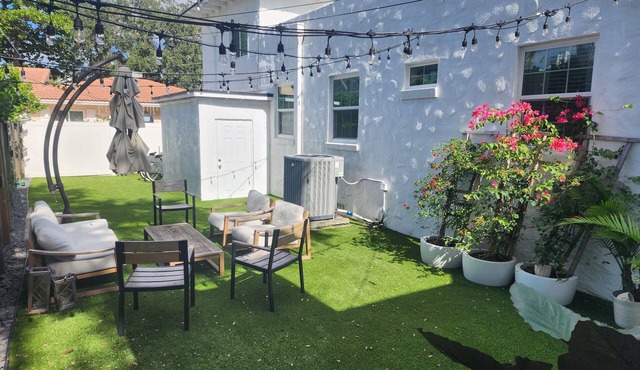 Walk to Las Olas, sleeps 8 with beautiful pool and backyard!