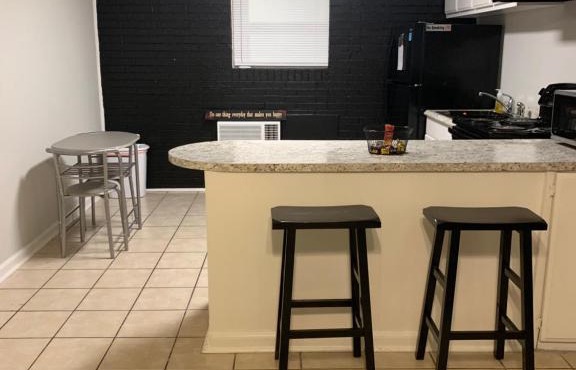 Walk to LSU stadium & close to downtown Apt1