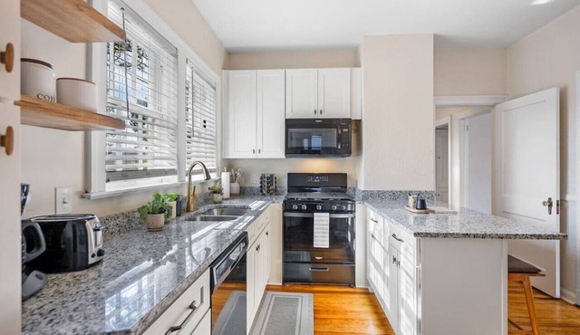 Walkable 8 Guests Parking 4BD/2.5Bath