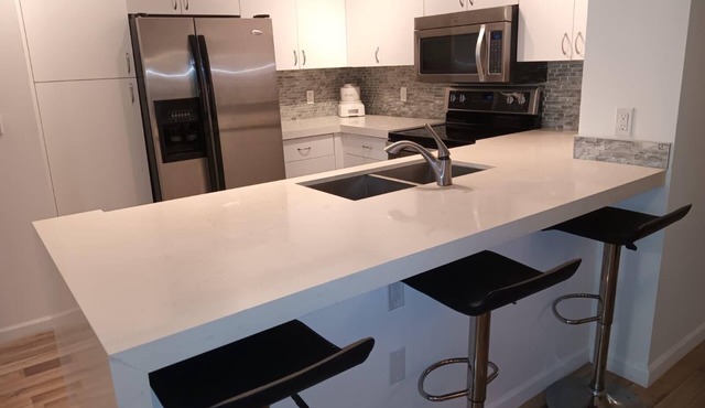 Walking distance to Beach and Mall Cozy modern apartment relaxing view of trees