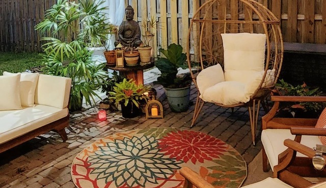 Warm Sundrenched 3BDR-bungalow in Sunrise w/Patio. Family & Pet friendly!