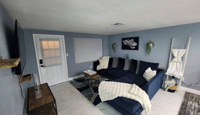 Water front 2/2 home with AC and Hot tub in charming Hudson