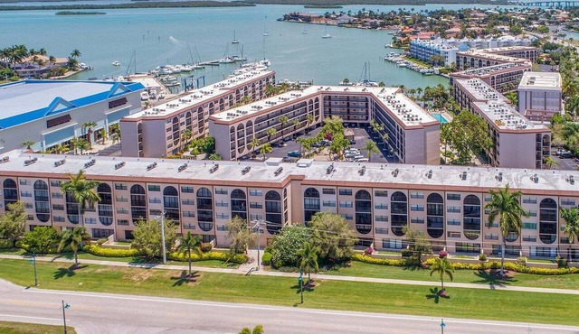 Waterfront 1BR condo in Marco Island with pool, WiFi & marina access. in Marco Island