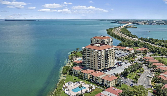 Waterfront 2-BR/2-Bth Condo Overlooking Pool & Gulf in St. Petersburg
