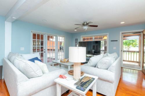 Waterfront 3BR Villa w Gym, Pool & Dock Access in Riverview