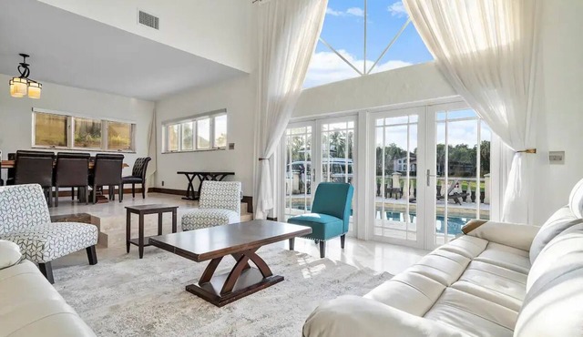 Waterfront 5 Bed/5Bath Home-Pool, Dock, Las Olas