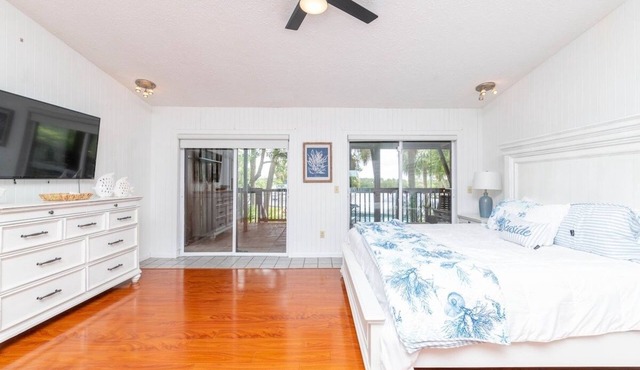 Waterfront 6BR Oasis Pool Gym Huge Dock in Riverview