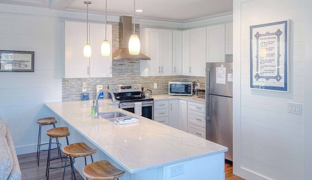 Waterfront apartment with lovely views in walkable location