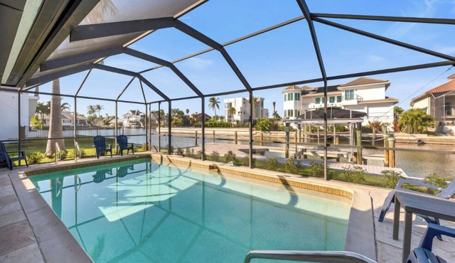 🌊 Waterfront Escape | Canal-Front Retreat w/Private Pool
