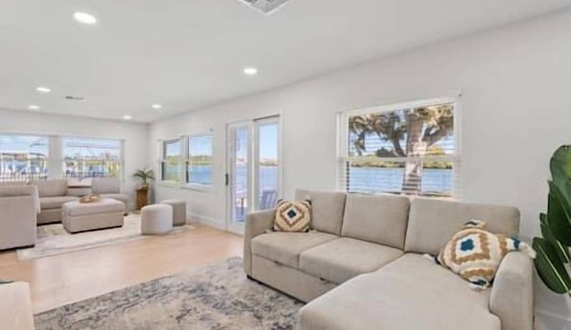 Waterfront Experience | Boatlift & Boat Rental