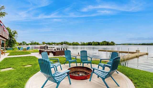Waterfront Fun! Group Getaway on Lake Marie in Antioch