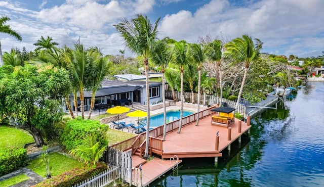 Waterfront Heated Pool Home Game & 6 min Beach in Fort Lauderdale