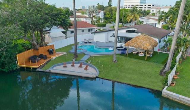 Waterfront House Arcades Tiki & Firepit Golf in Miami