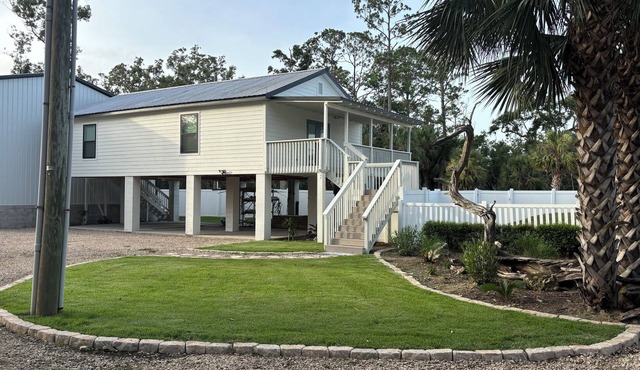 Waterfront House with floating Boathouse, can sleep 7. Boat ramp .6 miles