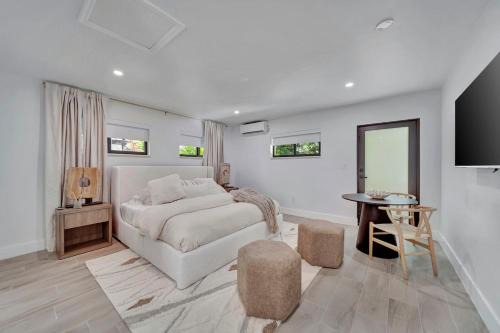 Waterfront Unit #5 20 Min Walk to Beach and Shops