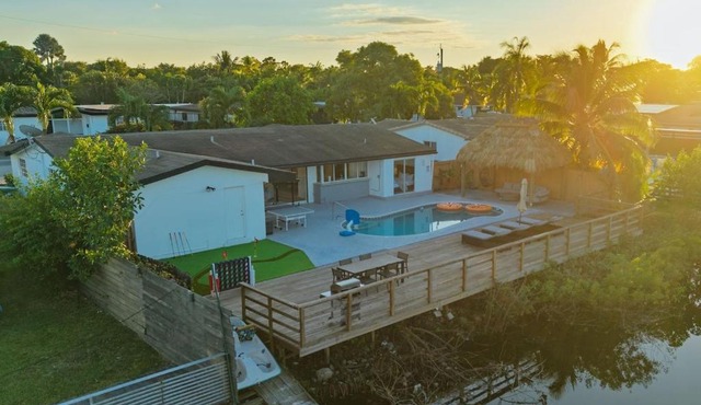 Waterfront Villa 5 min Aventura Cool Amenities in Miami