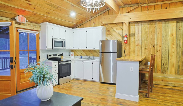 Waterfront w/Fireplace Cozy Retreat