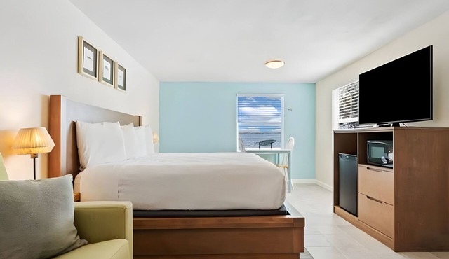 Waterview Stay w/Pool & Private Beach Access | Free Breakfast in Little Torch Key