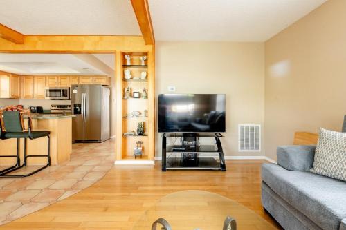 Welcome to Your Serene Waterfront Getaway!