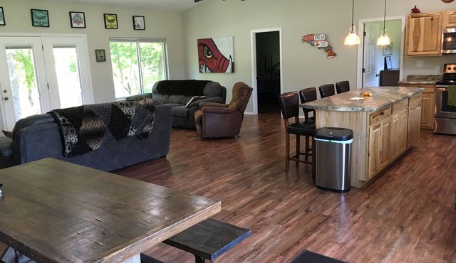 White River Riverside Getaway, 3BR, Sleeps 8, Riverside Pavillion in Norfork